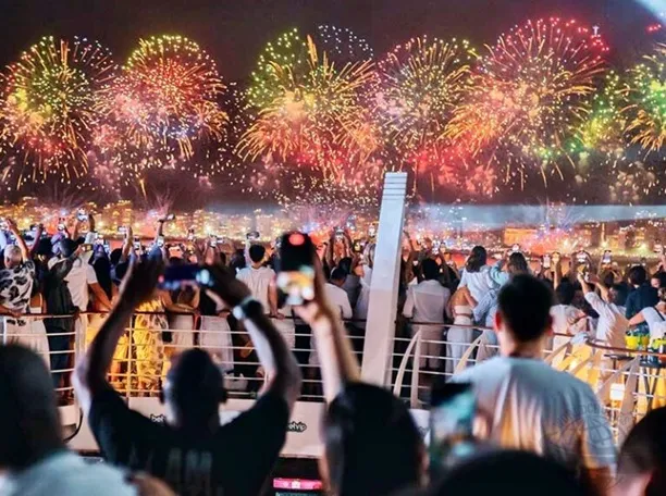 Vista dos fogos de Copacabana do navio de cruzeiro no Réveillon