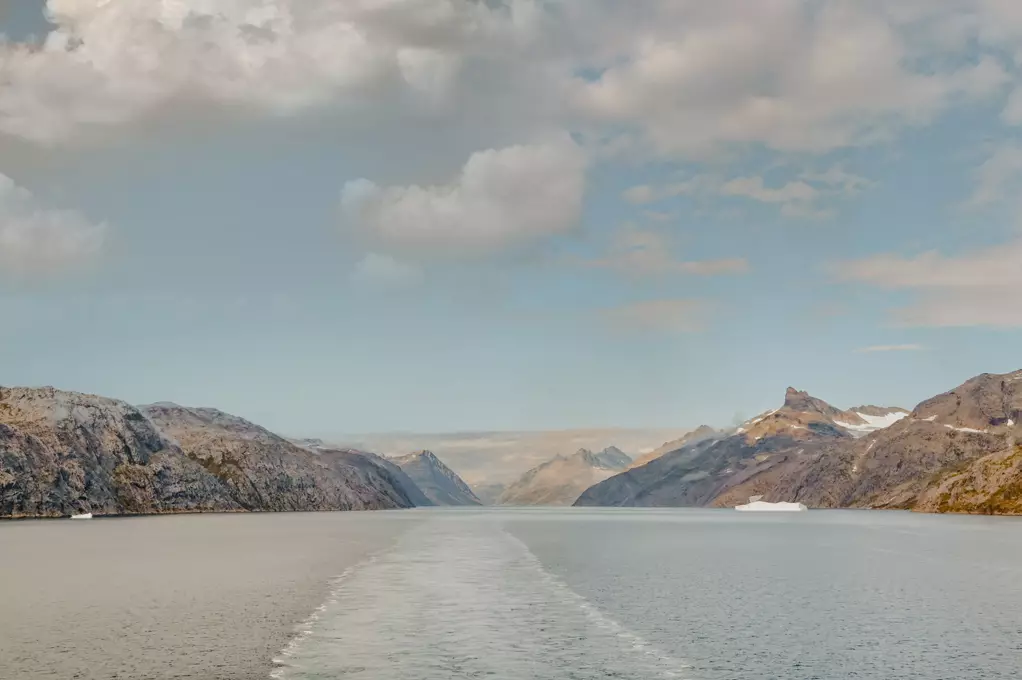 Sailing the Prins Christian Sund waterway, Groenlândia
